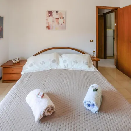 1 Bedroom Lovely In Apartment